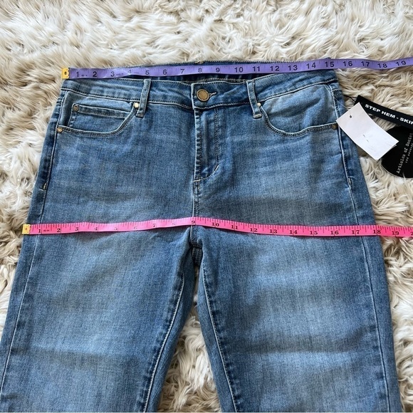 🆕 Articles of Society Suzy Distressed Frayed Hem Jeans in Dix - Picture 11 of 13